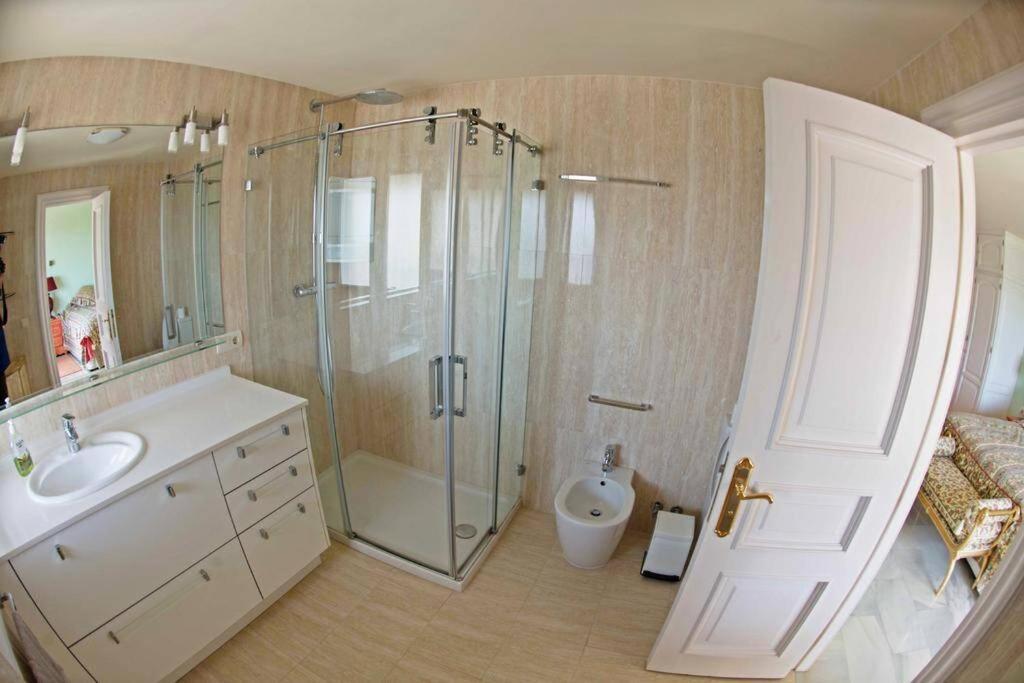 Penthouse With Private Pool, Hot Tub Jacuzzi With Sea Views And Chill-Out Zone, Close To The Sea マルベーリャ エクステリア 写真