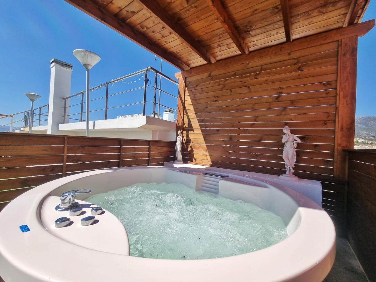 Penthouse With Private Pool, Hot Tub Jacuzzi With Sea Views And Chill-Out Zone, Close To The Sea マルベーリャ エクステリア 写真